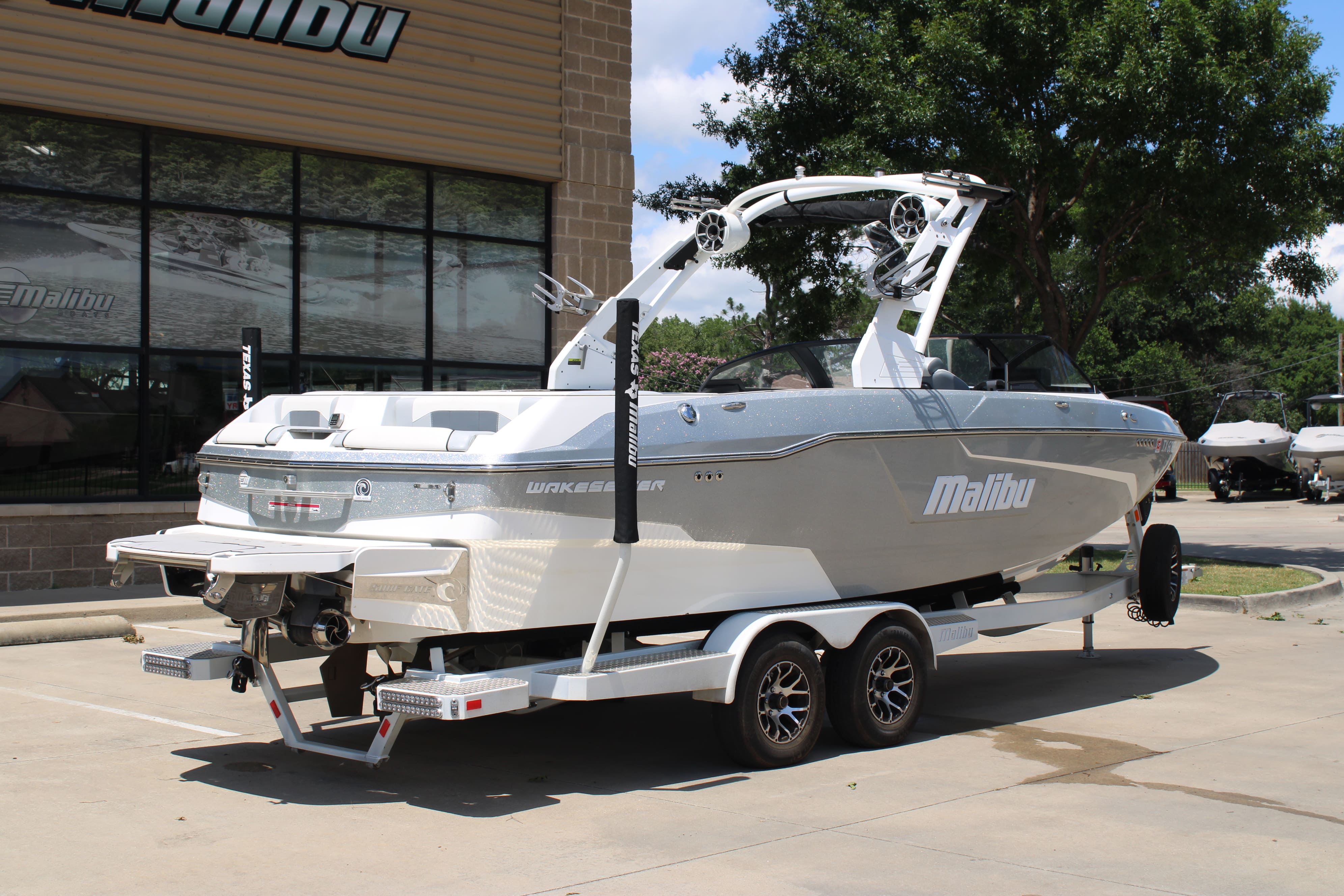 2020 Malibu 25 LSV Icon